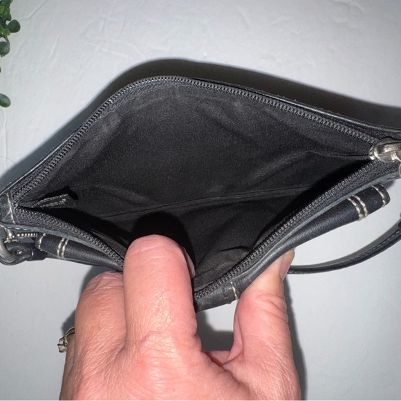 COACH Soho Black Leather Wristlet silver Buckle and White stitching Zip Top NICE - Picture 6 of 6